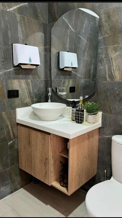 Mueble de Baño Social con Espejo Retroiluminado en Fusagasugá - EL PRIMO Carpintería