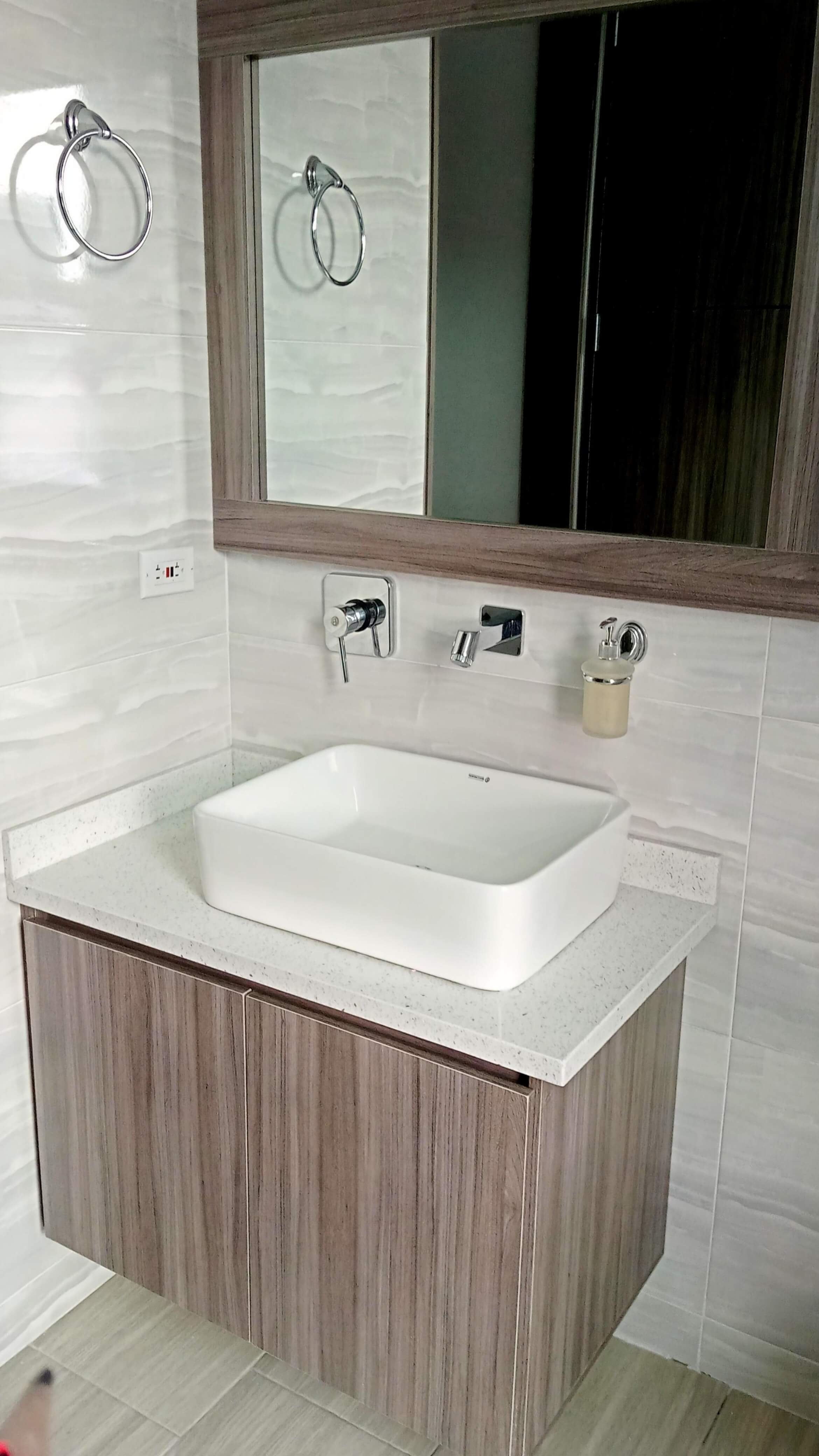 Baño Completo con Revestimiento de Madera RH en Chinauta - EL PRIMO Carpintería