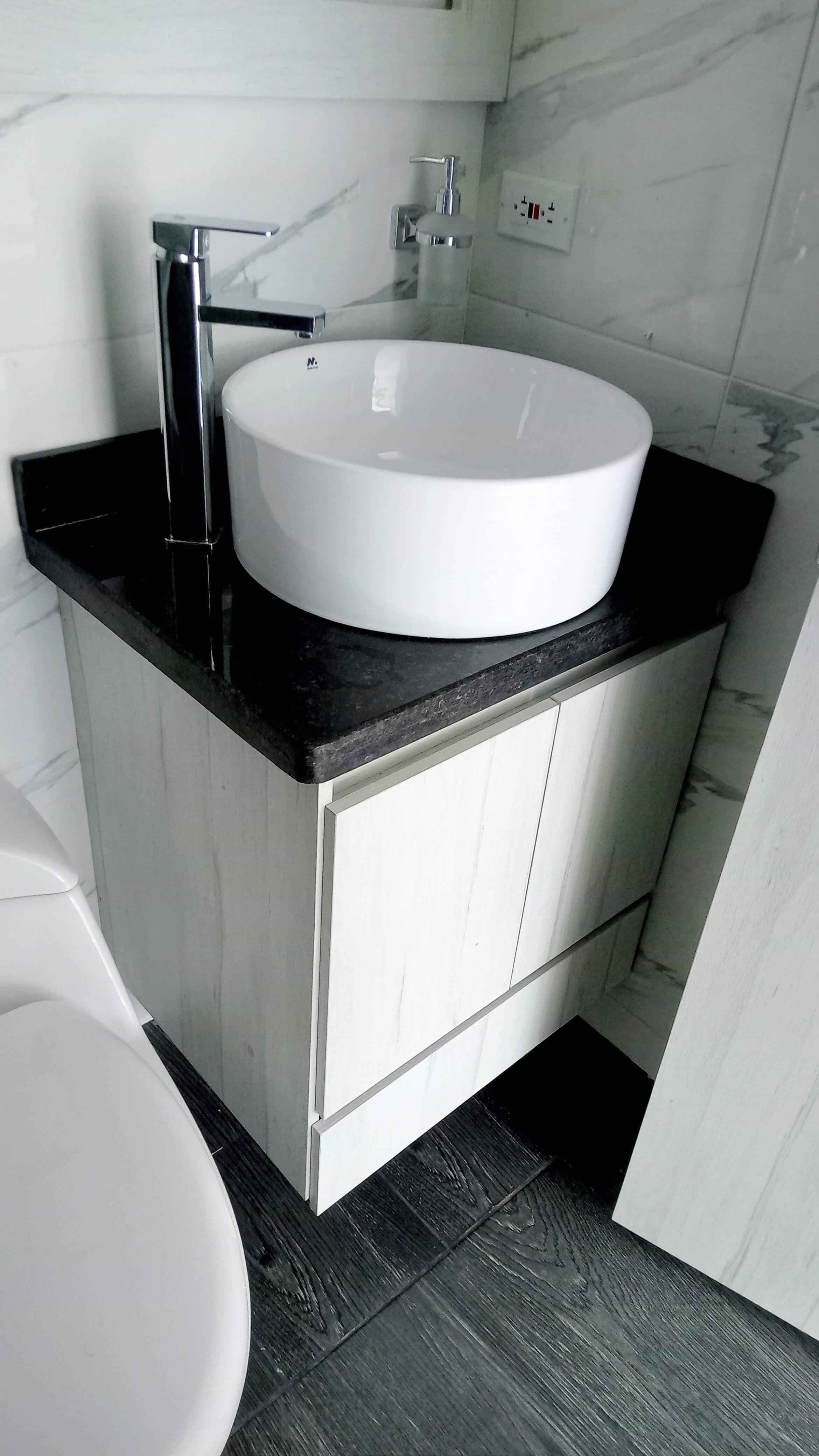 Módulo de Baño con Tope Enchapado en Porcelanato en Fusagasugá - EL PRIMO Carpintería