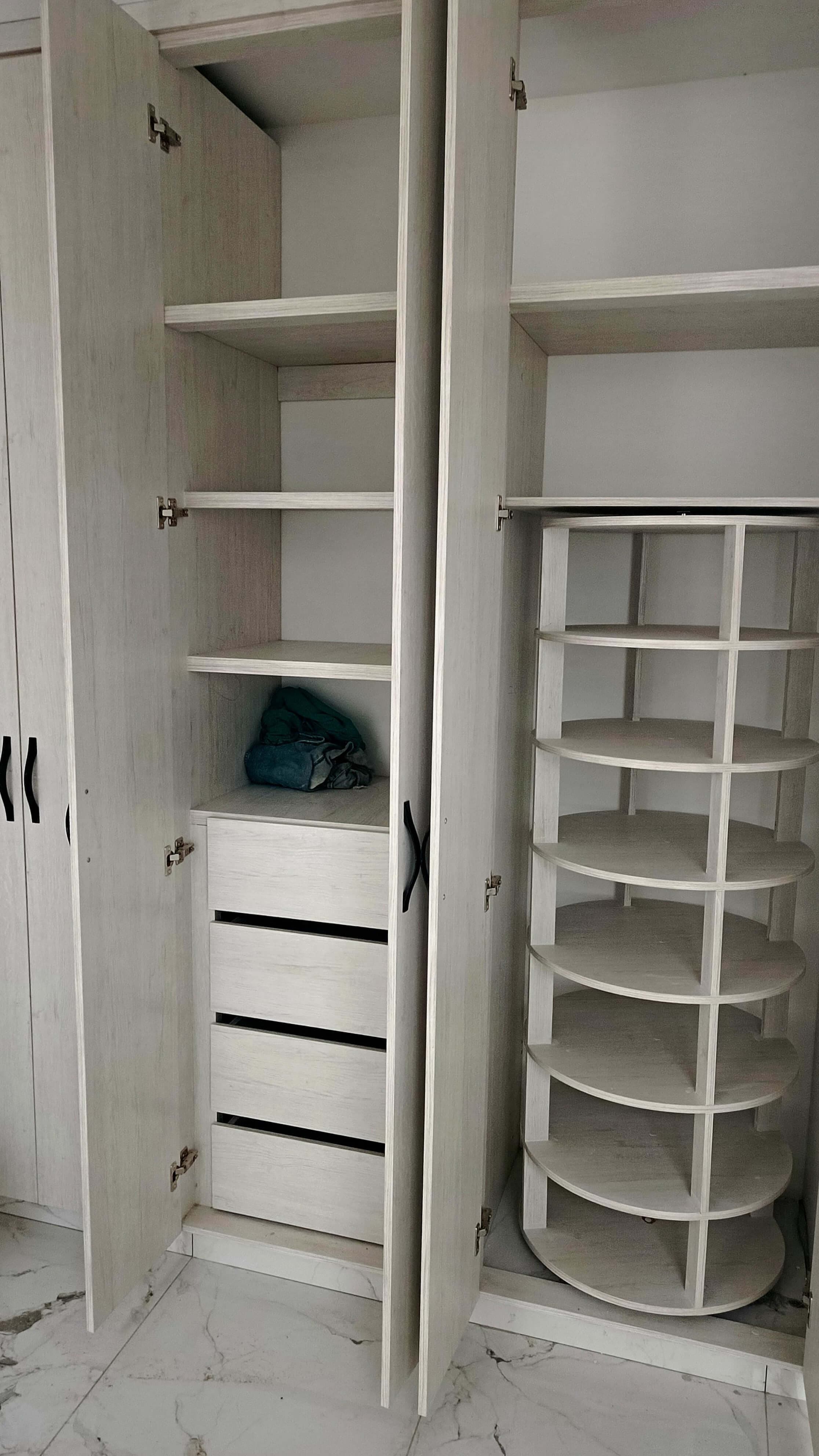 Closet Minimalista con Puertas Batientes en Fusagasugá - EL PRIMO Carpintería