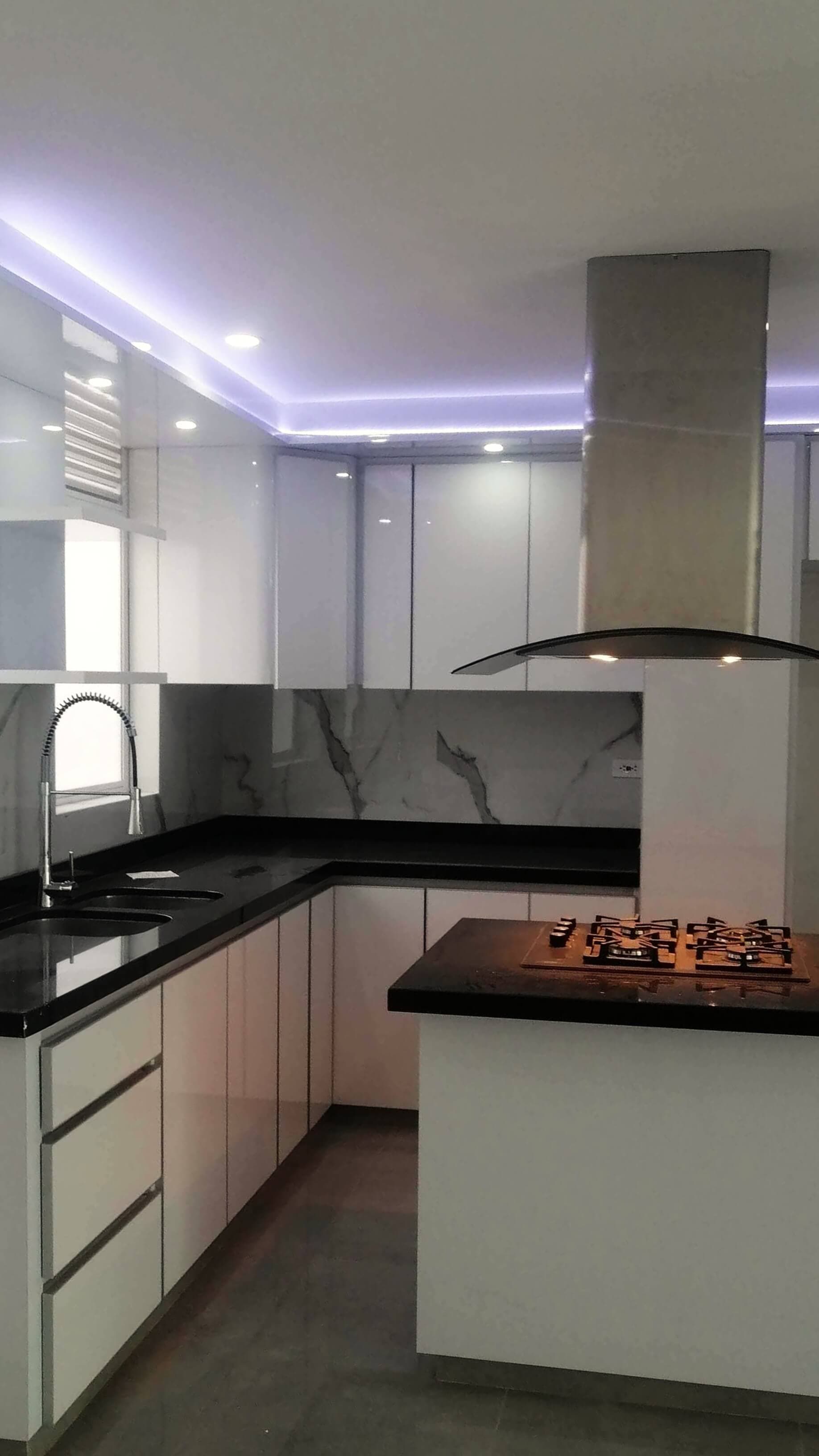 Cocina Blanca Minimalista con Tope de Granito en Fusagasugá - EL PRIMO Carpintería