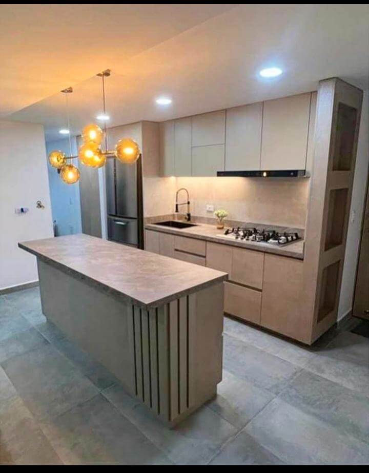 Cocina con área de lavadero integrado
