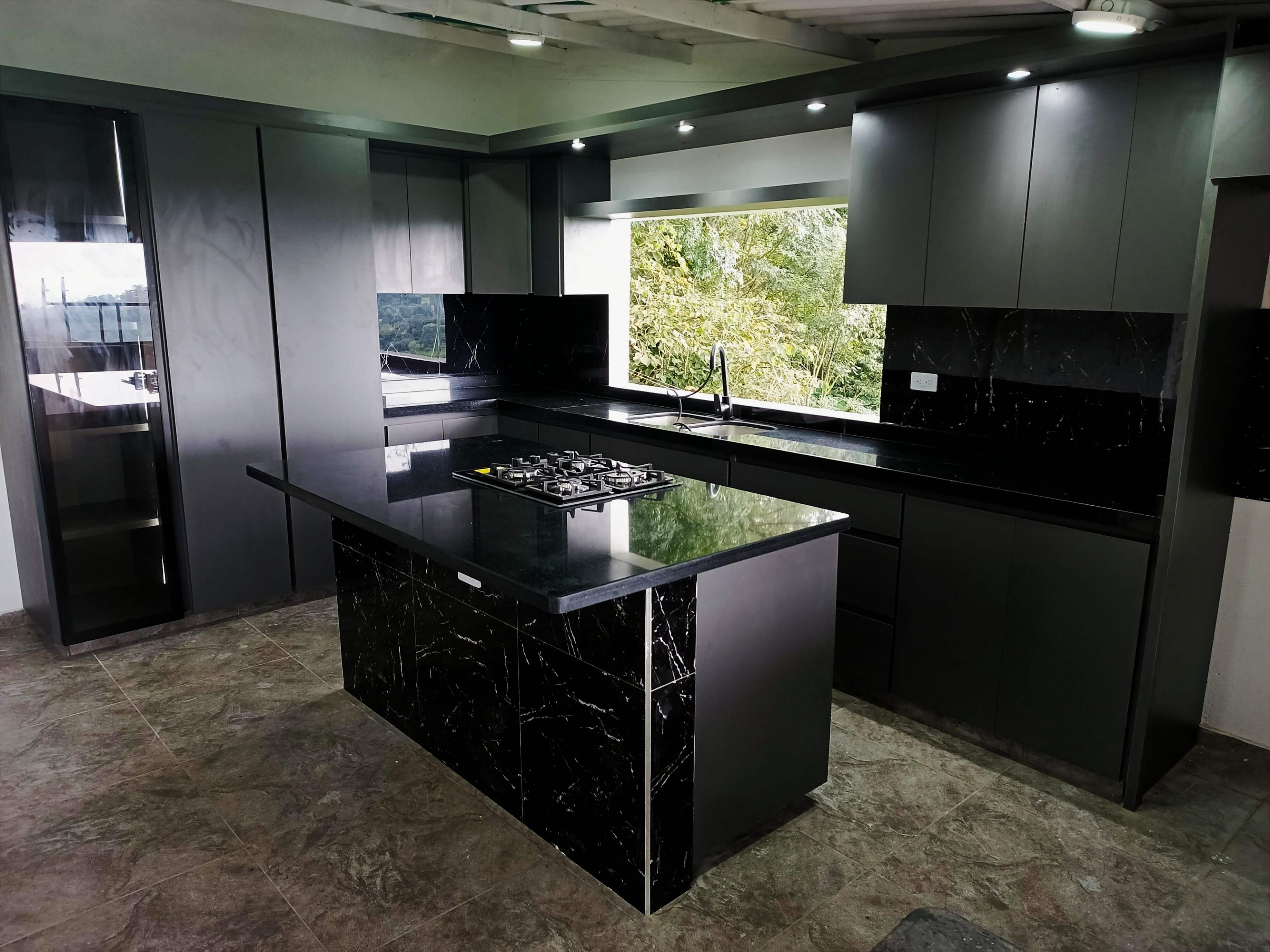 Cocina Lineal Minimalista con Pantry en Fusagasugá - EL PRIMO Carpintería