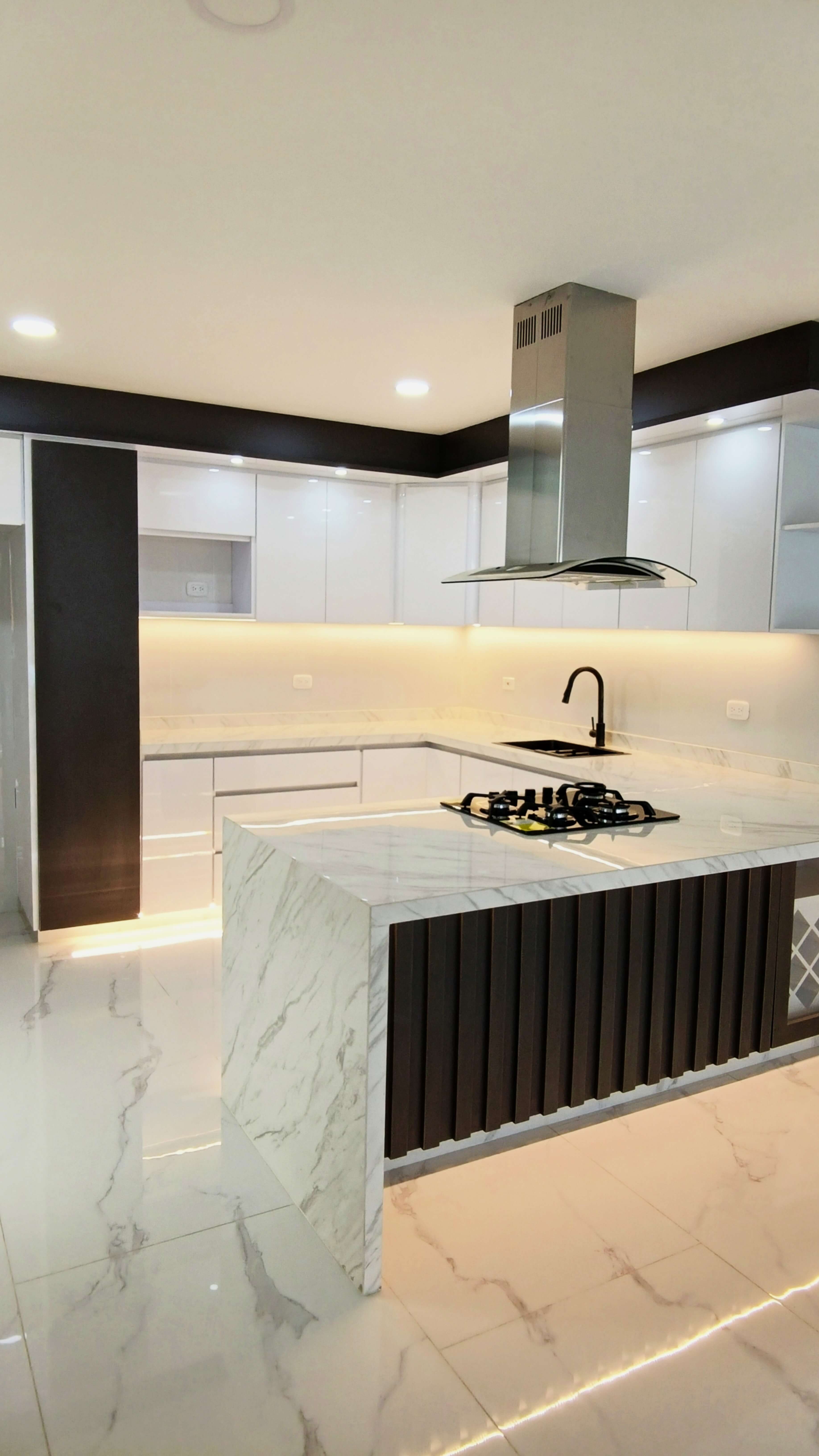 Cocina en U con Dispensador y Horno Integrado en Chinauta - EL PRIMO Carpintería