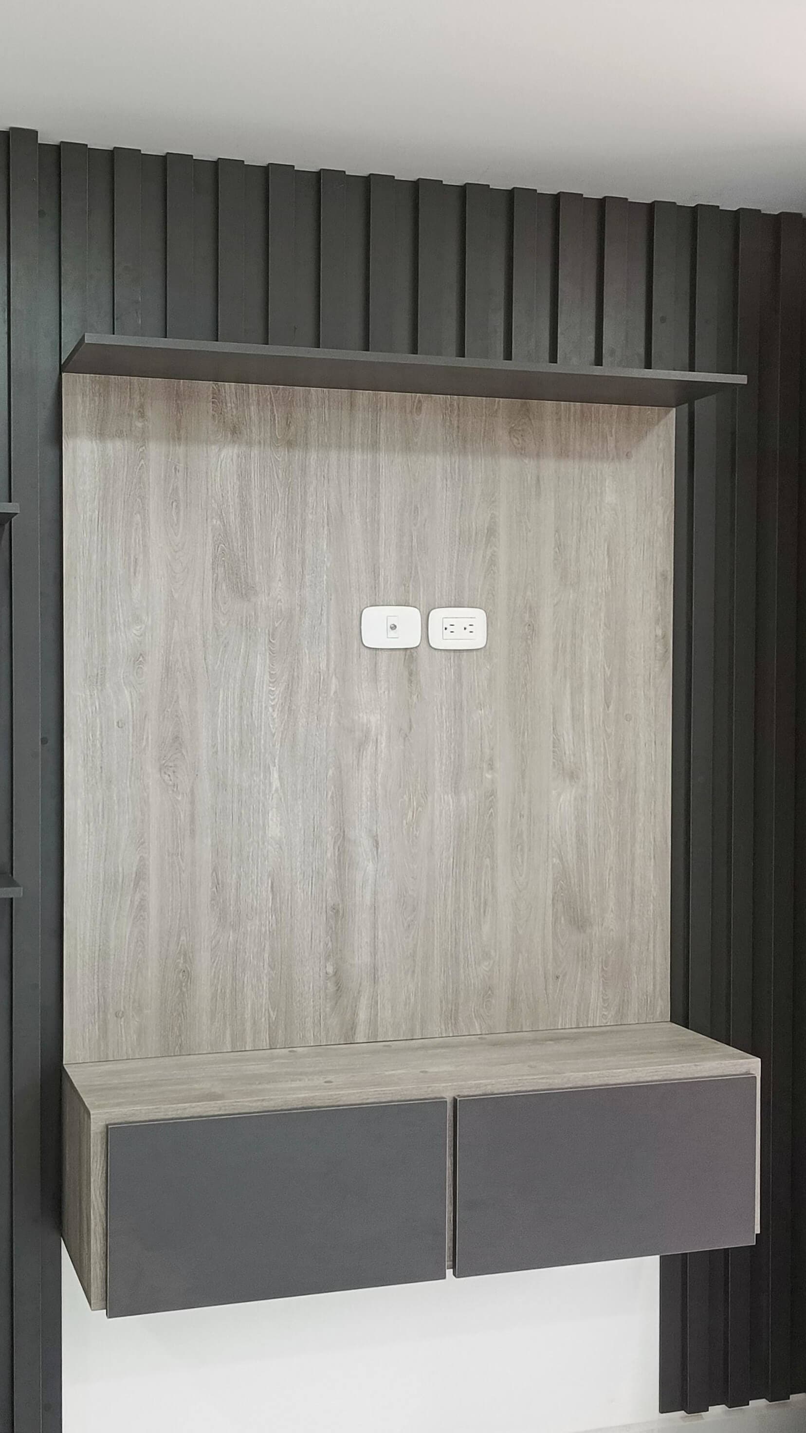 Biblioteca Multimedia con Panel de Madera Texturizada en Fusagasugá - EL PRIMO Carpintería