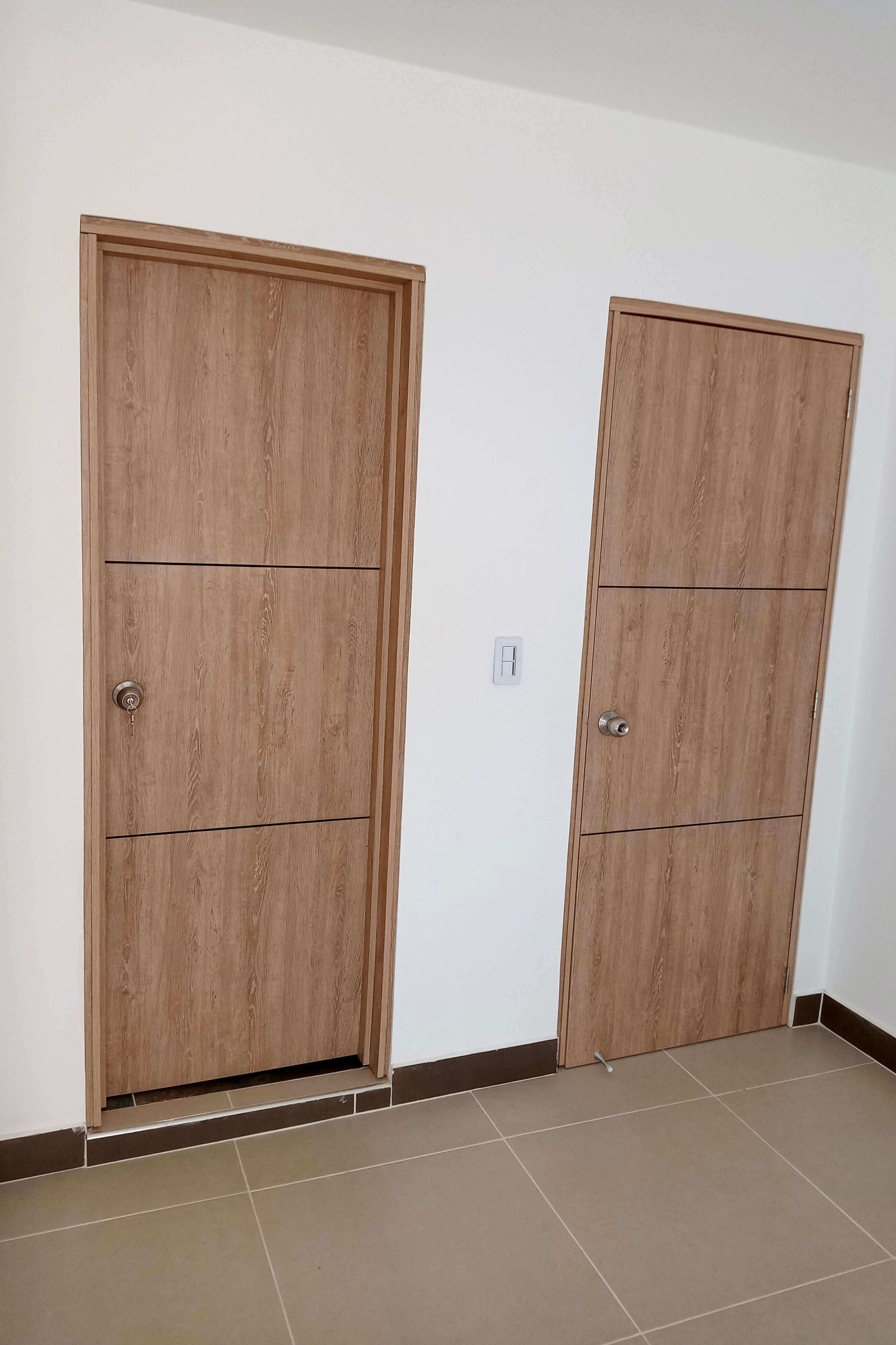 Puerta de Comunicación Interna con Canto Industrial en Girardot - EL PRIMO Carpintería